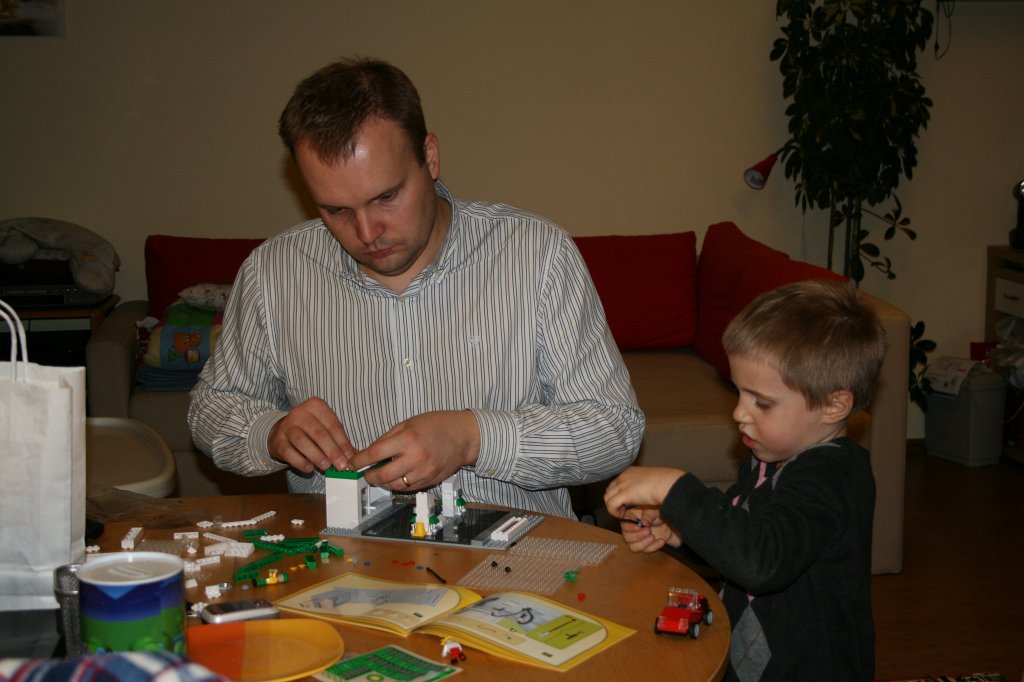 IMG_5089.JPG - Wojtuś(!) dostał klocki do poskładania :)