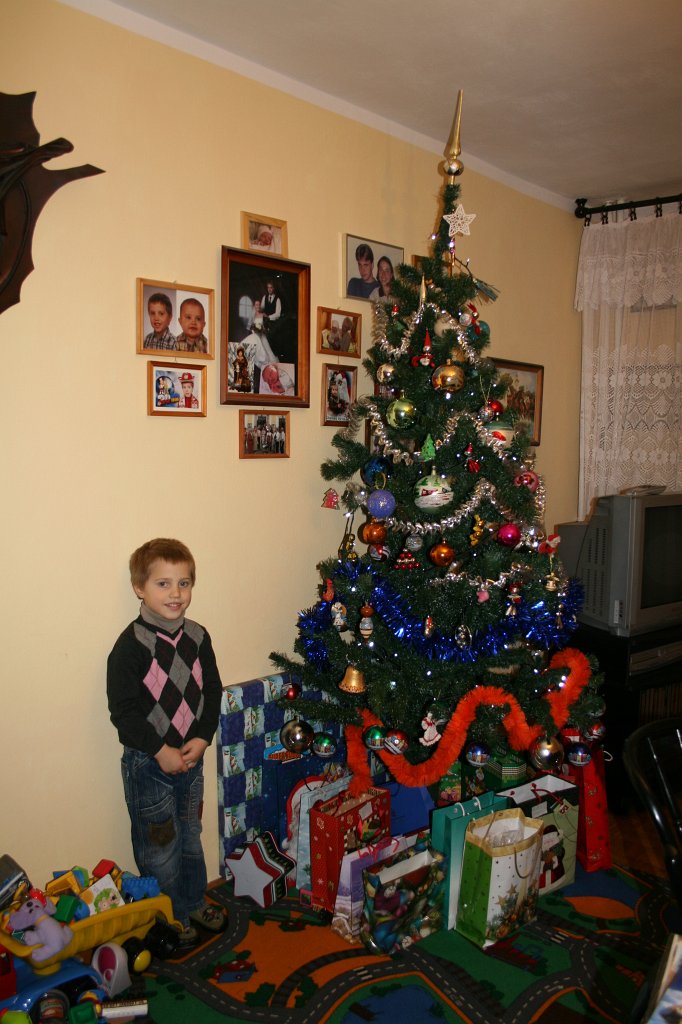IMG_5222.JPG - Wojtuś, stań koło choinki i się uśmiechnij!