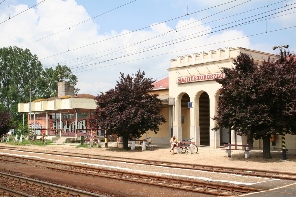 IMG_7227.JPG - Gdyby nie graffiti, mogłaby to być pocztówka z lat 70-tych, prawda? Kolory oryginalne!