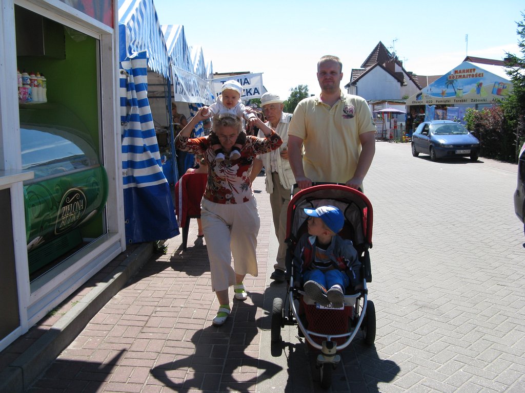 IMG_3880.JPG - Wojtek w wózku, Adaś na barana . . . wakacje są!