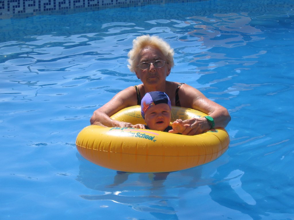 IMG_0125.JPG - Adaś z babcią trenuje pływanie