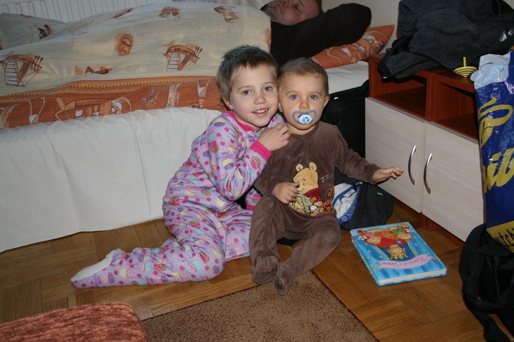 IMG_5263.JPG - Tata śpi, a fopaki szaleją :)