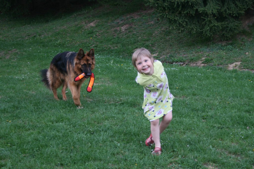IMG_6226.JPG - Sara bawi się z psem Tajgą