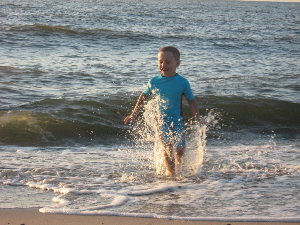 IMG_0724.JPG - Wojtka pierwsze w 2013r spotkanie z morzem