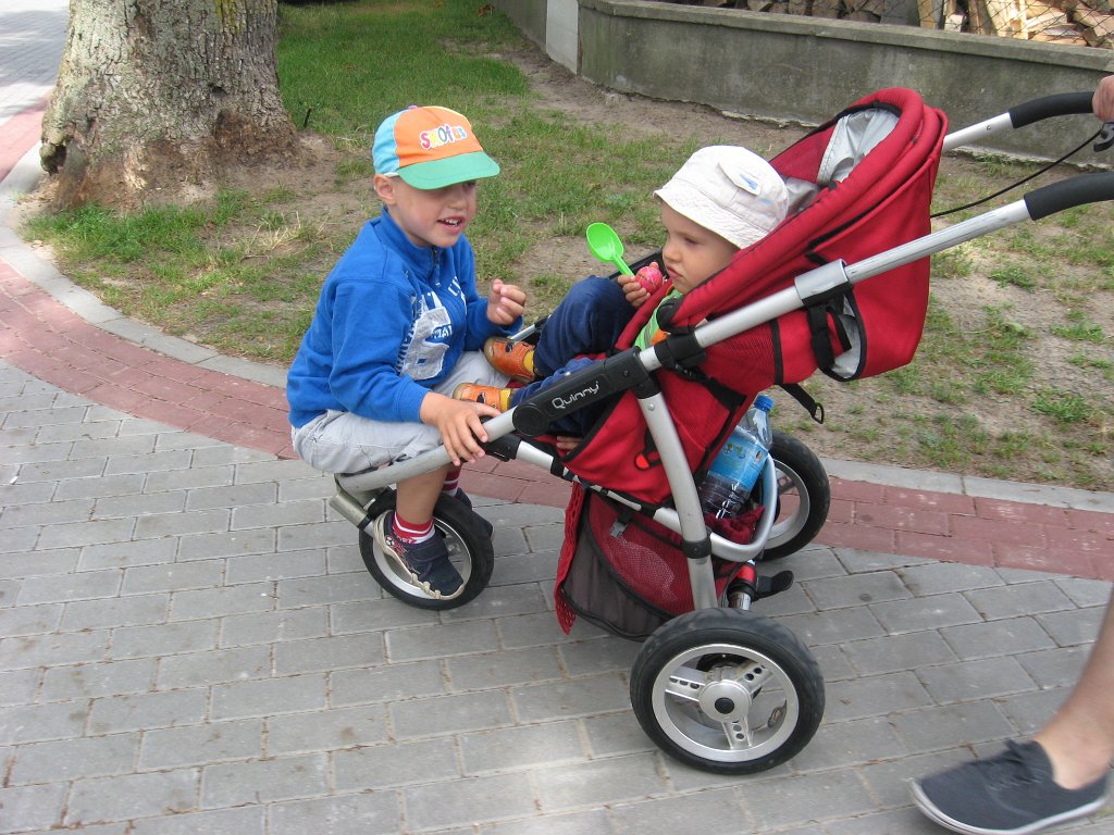 IMG_0867.JPG - A tak podróżują we dwóch na jednym wózku