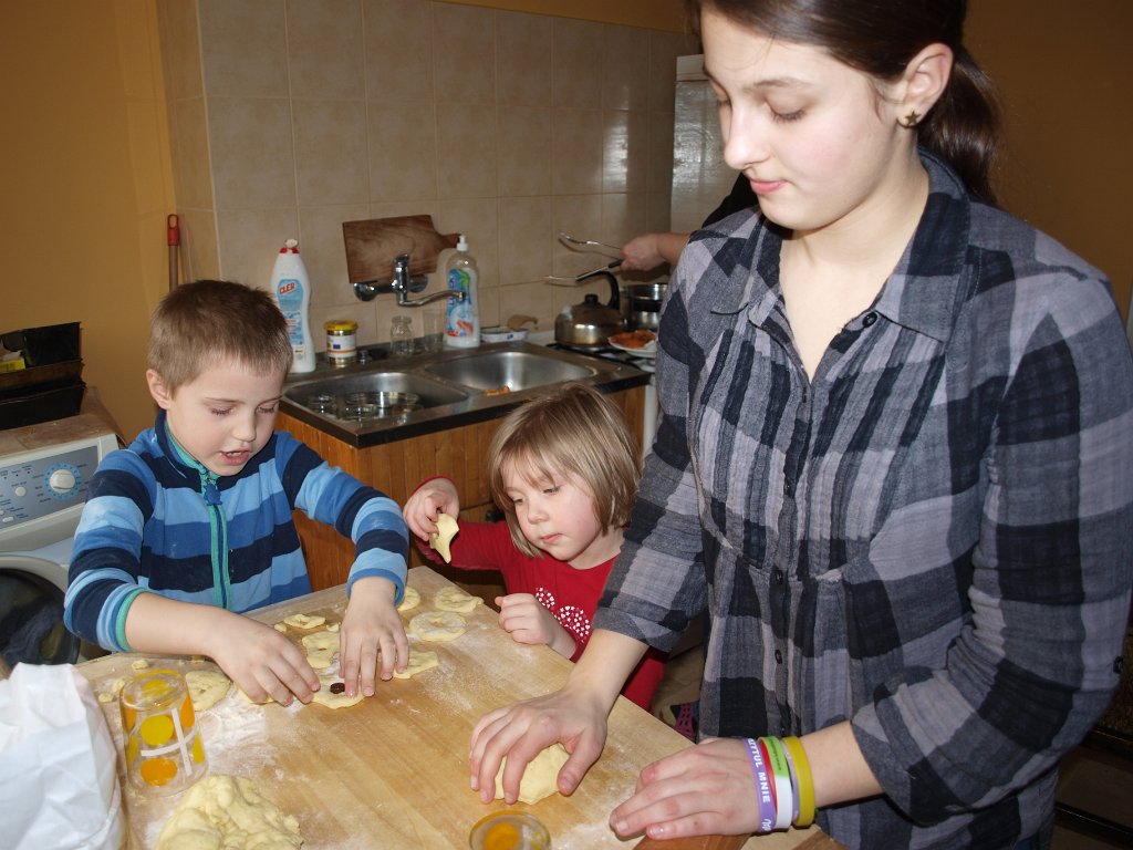 2014-02-28_P2288764.jpg - Dzieci lepią pączki