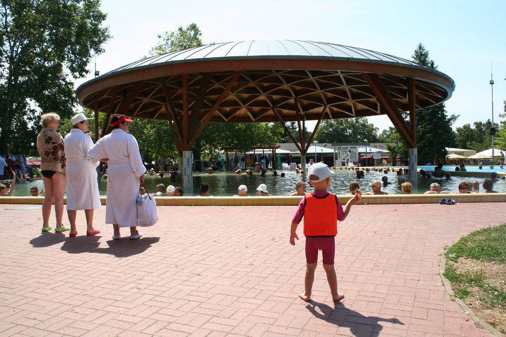 2014-06-18_10-12_IMG_1149.jpg - Kuracjusze patrzą na ciepły basen