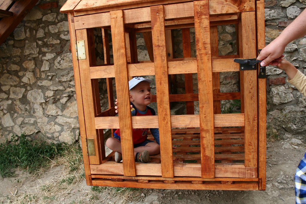 2014-06-20_10-39_IMG_1186.jpg - Adasiek też koniecznie chciał się tam zamknąć