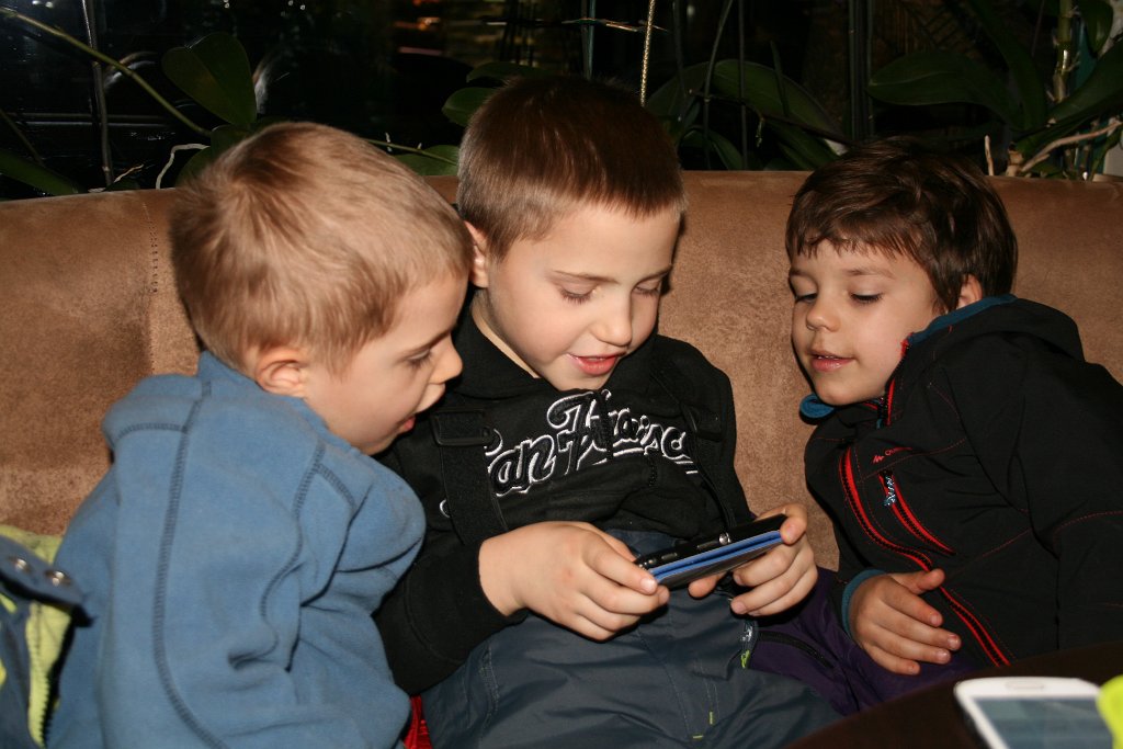 IMG_6707.JPG - Jak to dobrze, że Wiktoria daje telefon :)