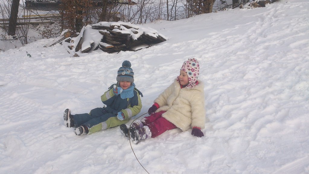 2015-01-27_13-34_DSC_0205.jpg - Dzieci jedzą śnieg