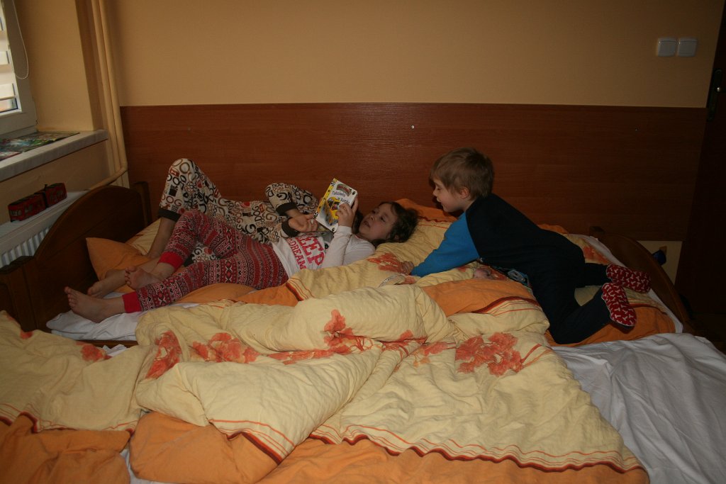 IMG_1985.JPG - Julka czyta Adasiowi książeczkę