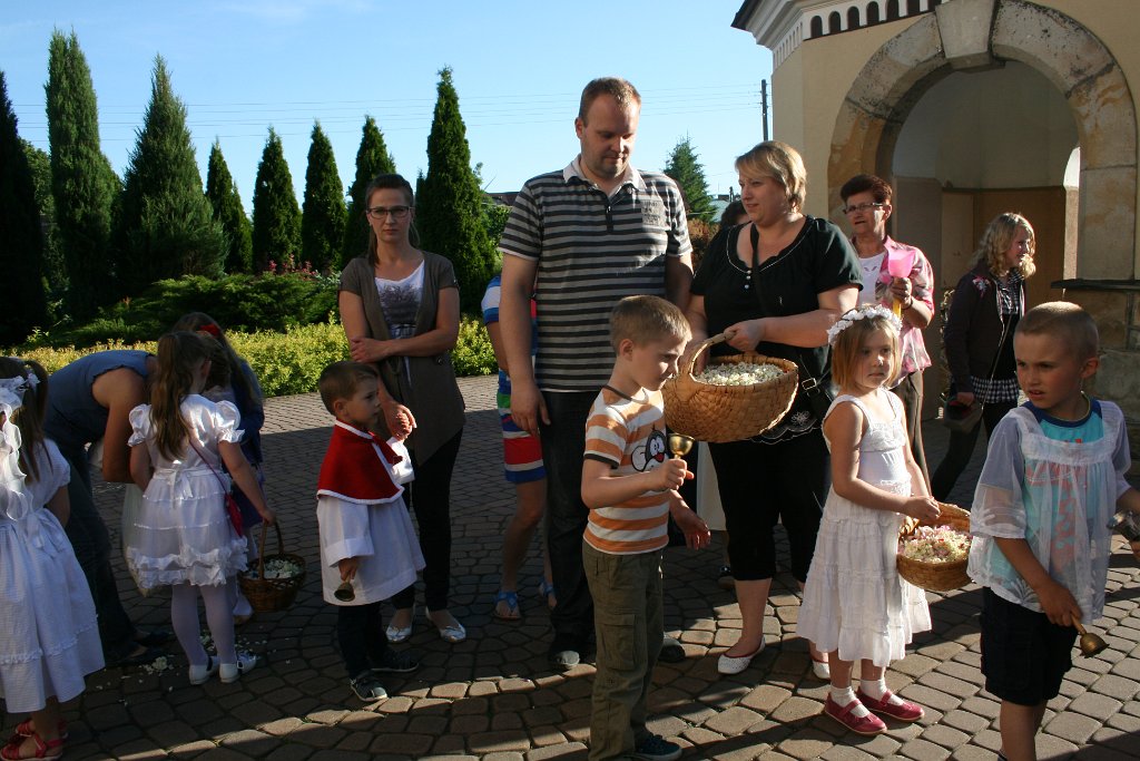 IMG_3447.JPG - Wojtuś też może sypać kwiatki?