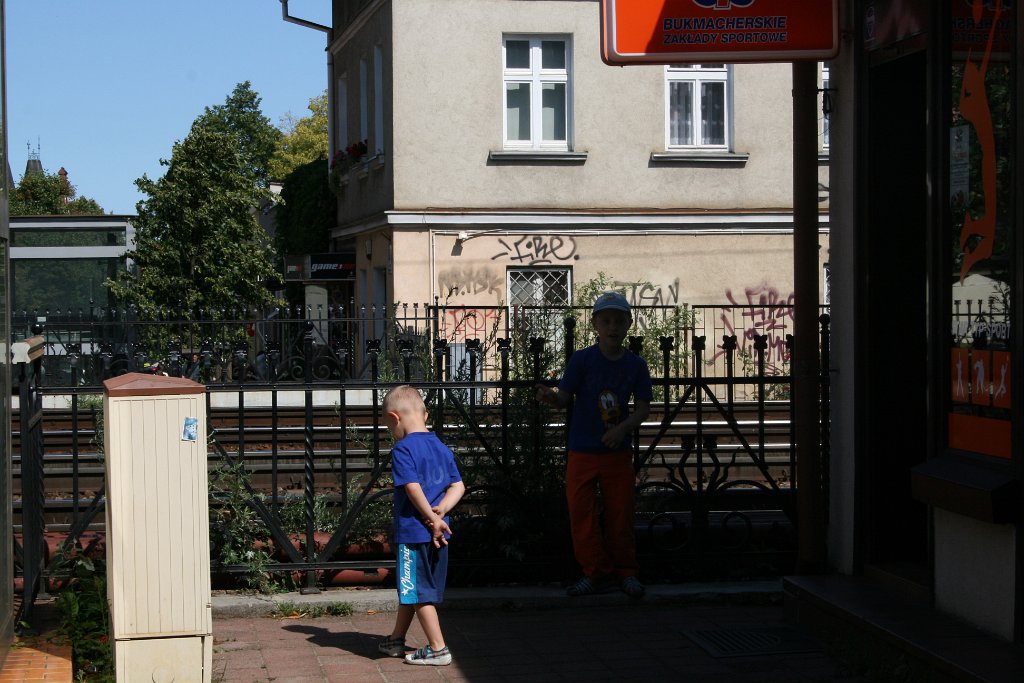 IMG_3921.JPG - A tu czekamy, aż przejedzie pociąg