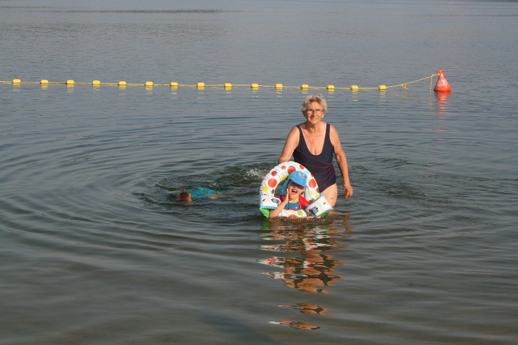 IMG_4580.JPG - Babcia uczy Adasia pływać, a Wojtek trenuje strzałkę