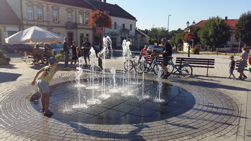 20160827_163905.jpg - Fontanna w Pilźnie (podkarpackie), pod którą od miłego pana Kamila odebraliśmy zgubiony telefon.