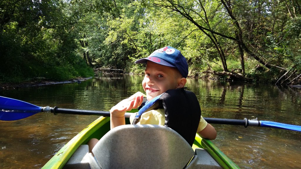 20160904_122009.jpg - Wojtek pierwszy raz na spływie kajakowym