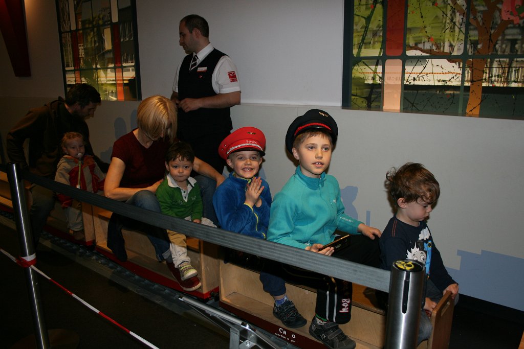 IMG_2259.JPG - Kolejka w muzeum jest super!