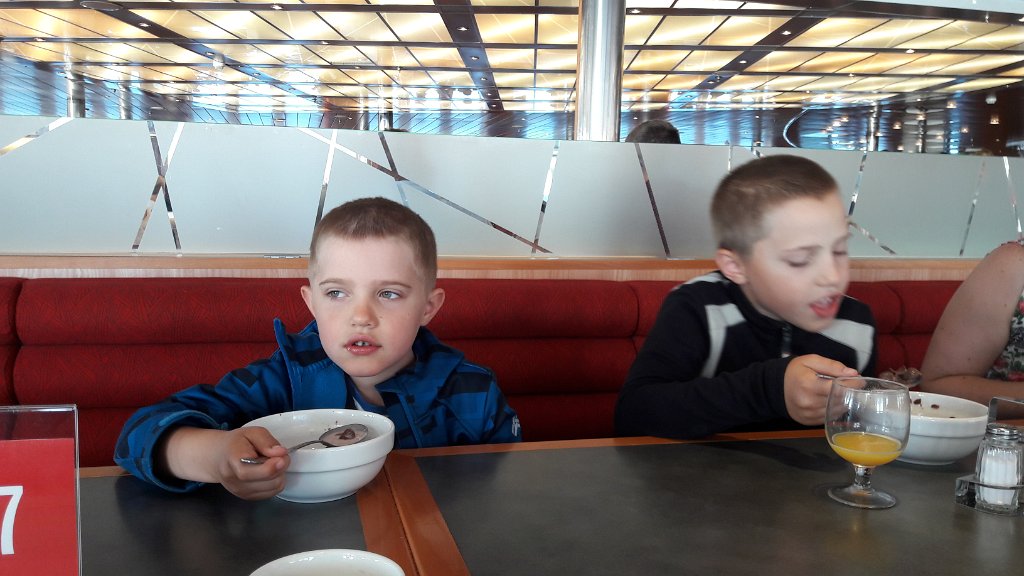 20170716_065136.jpg - Śniadanie na promie