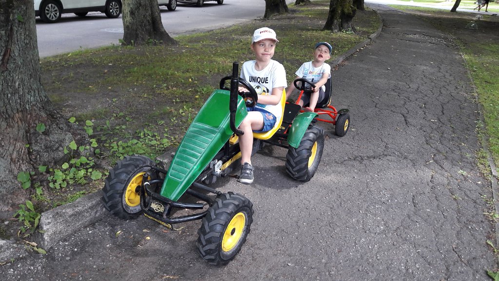 20170721_143550.jpg - A ten co chwilę przystanki sobie robi, bo jest autobusem!