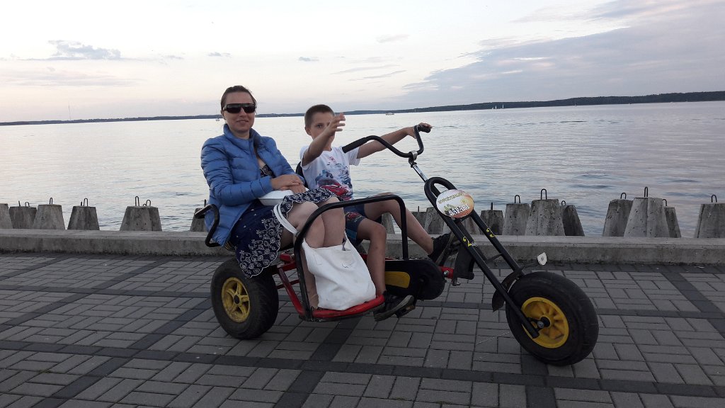 20170729_195426.jpg - Wojtek wozi mamę po Giżycku